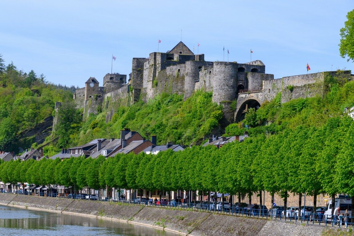 Wandelen in de middeleeuwse stad Bouillon met burcht op rots, Luxemburgse provincie Wallonië, België